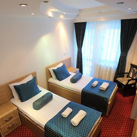 Hotel Pejton Prishtine Bagian luar foto