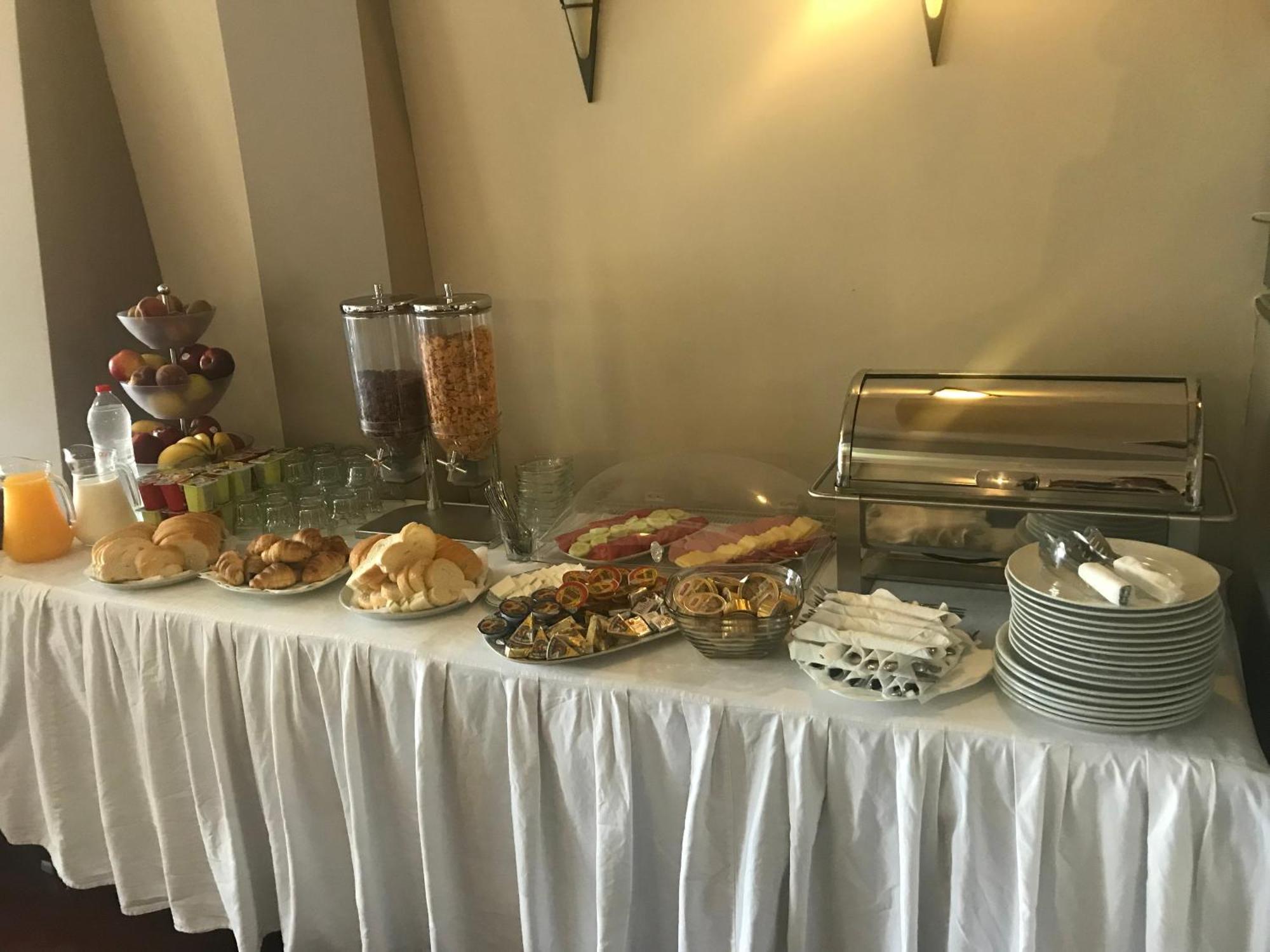 Hotel Pejton Prishtine Bagian luar foto