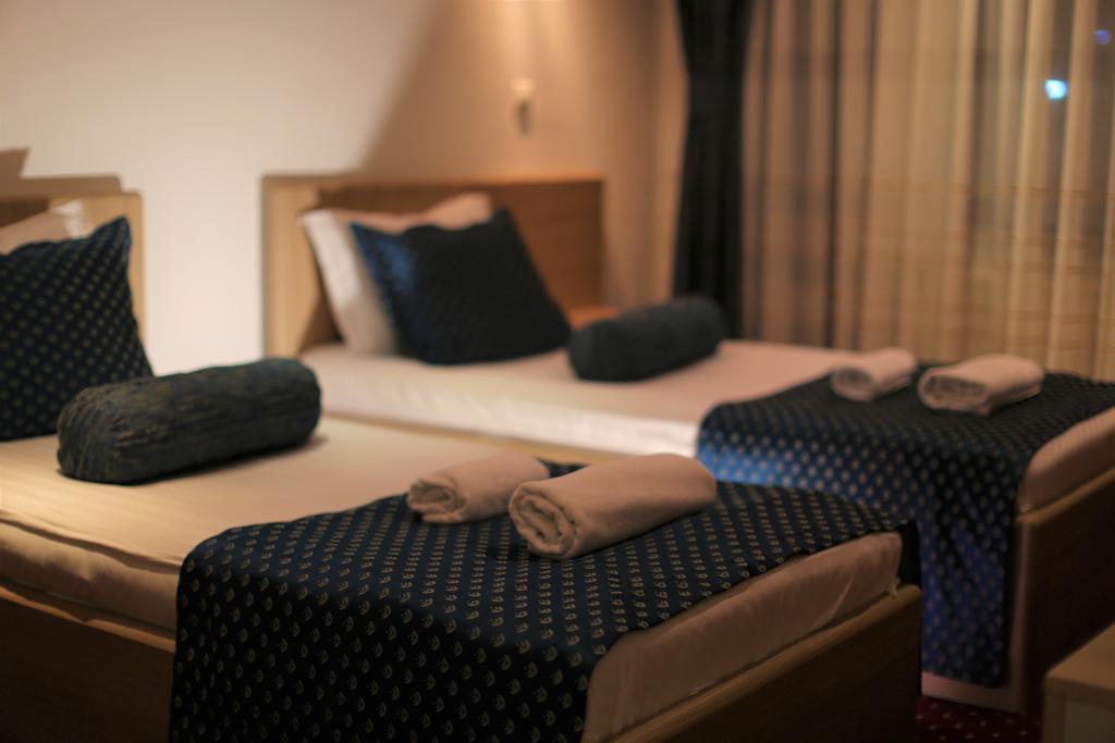 Hotel Pejton Prishtine Bagian luar foto
