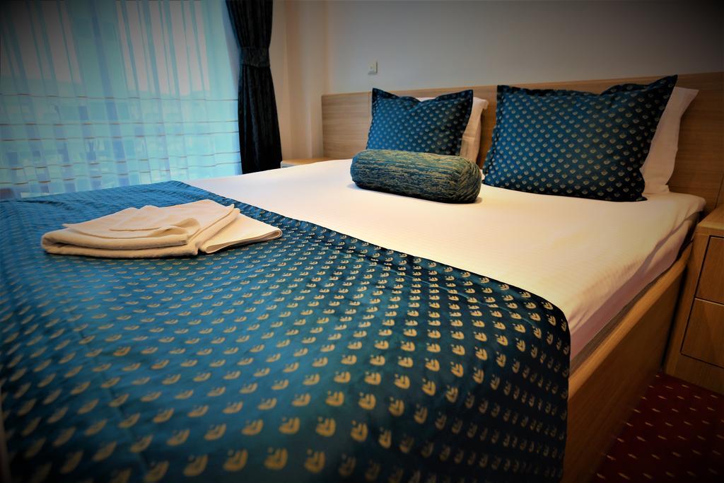 Hotel Pejton Prishtine Bagian luar foto
