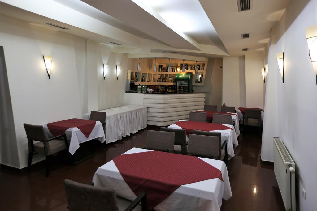 Hotel Pejton Prishtine Bagian luar foto