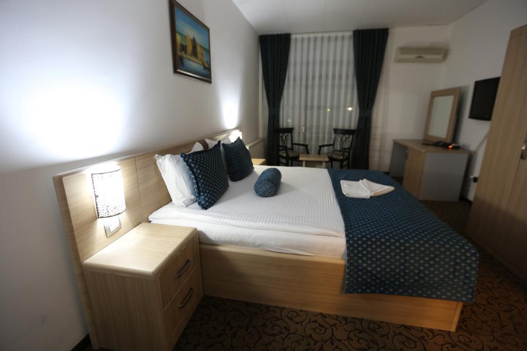 Hotel Pejton Prishtine Bagian luar foto
