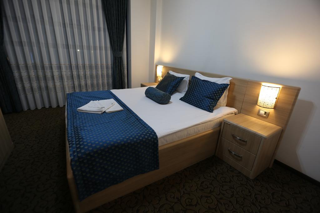 Hotel Pejton Prishtine Bagian luar foto