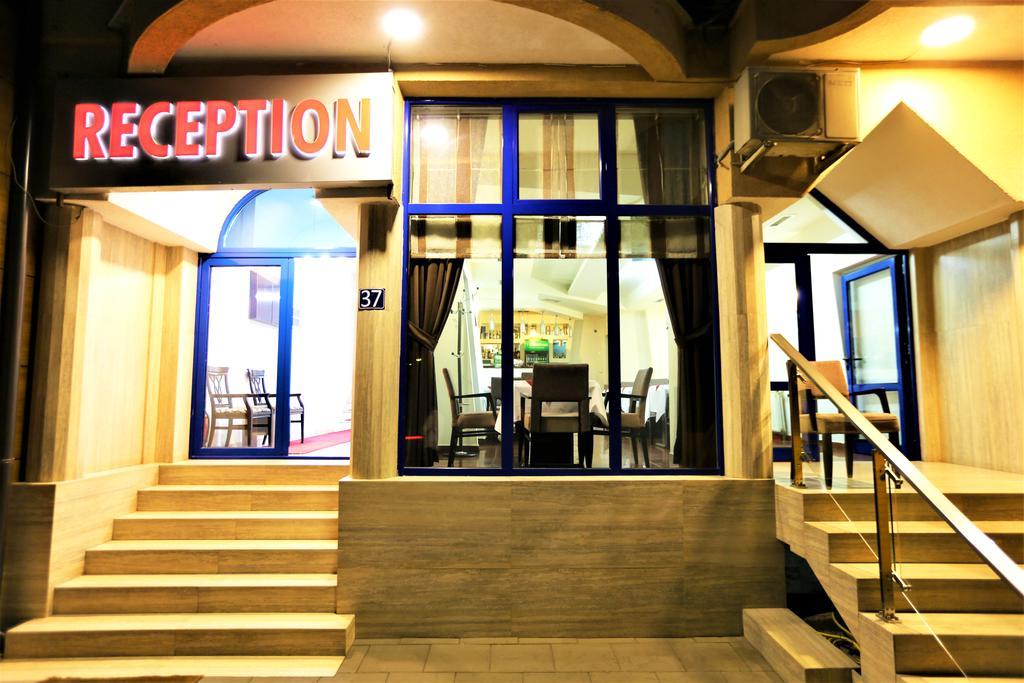 Hotel Pejton Prishtine Bagian luar foto