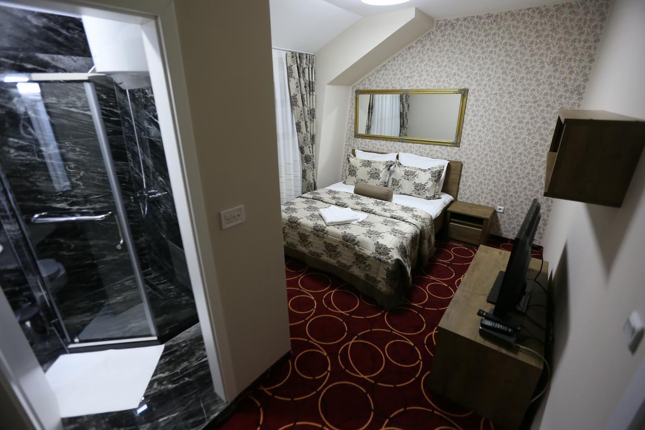 Hotel Pejton Prishtine Bagian luar foto