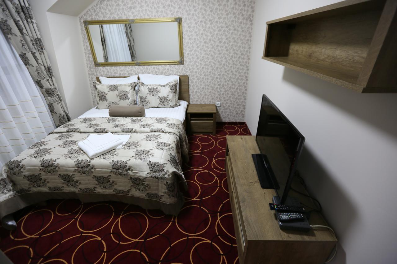 Hotel Pejton Prishtine Bagian luar foto
