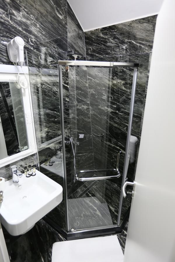 Hotel Pejton Prishtine Bagian luar foto