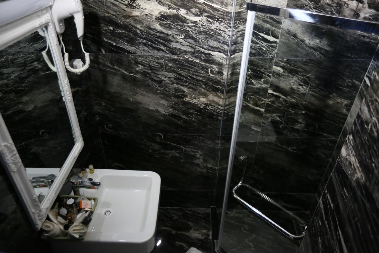 Hotel Pejton Prishtine Bagian luar foto